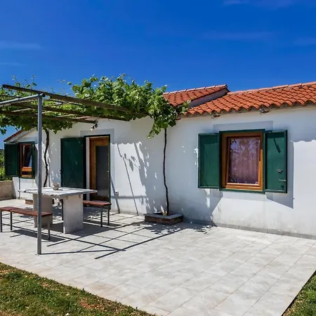 Casa vacanze Lovely In With Kitchen