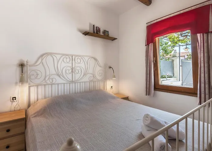 Vikendica Lovely In With Kitchen Pula